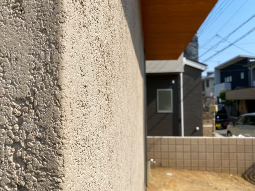 粗目に仕上げて表情をつくり、調湿、断熱、防炎と機能も十分