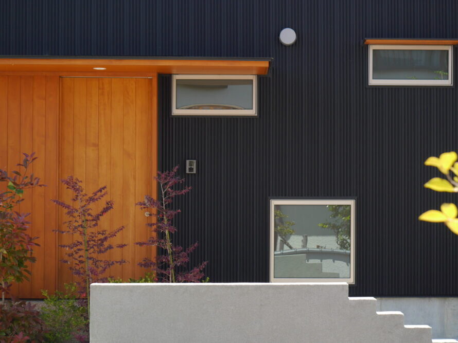 マットな焼き付け仕上げ、三角の山折りがシャープにラインを通す