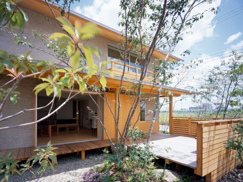 重心は低く、軒は深く、どっしりとした外観の1.0