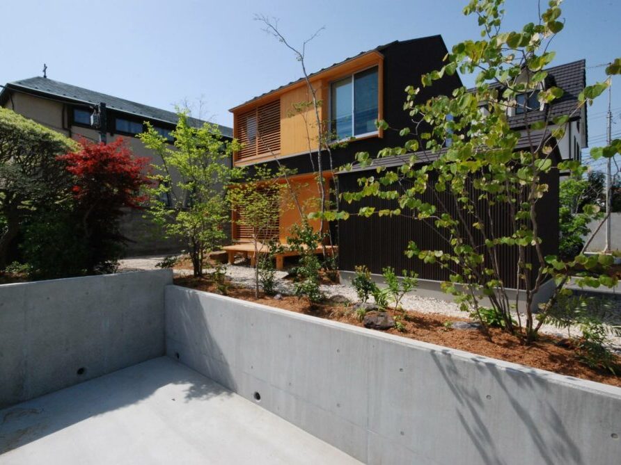 小さな山小屋のような設えの2.0外観。戸袋で表情豊か