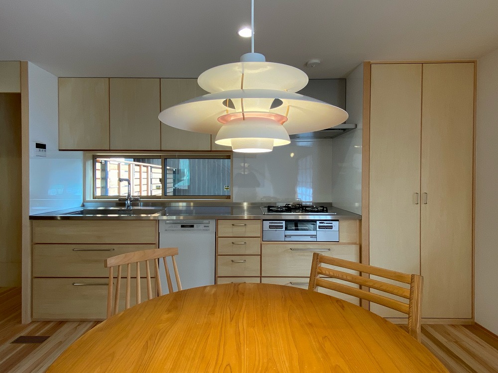 造作キッチンを安く上げるコツは引き出し量と設備グレード