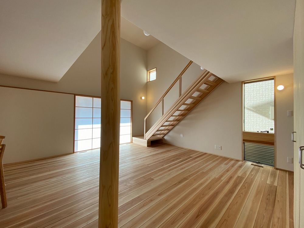 リビングに入る視線の先に2階吹抜けの角から空が見える