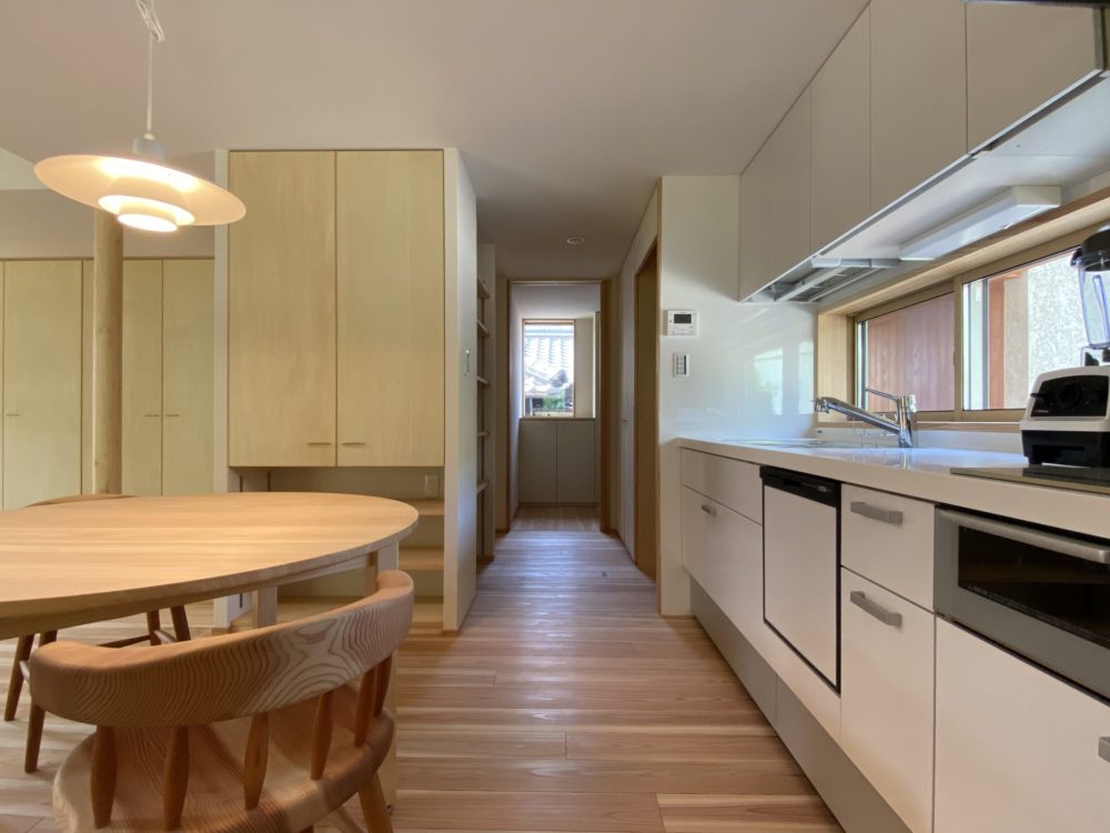 キッチンから廊下、玄関への繋がり。建具で視界を遮ることもできる