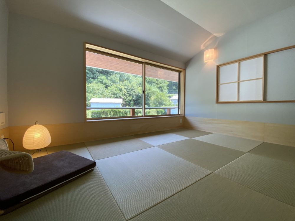 写真は郊外。ただ住宅密集地でも緑を植えることを諦めなければ豊かな暮らしができる