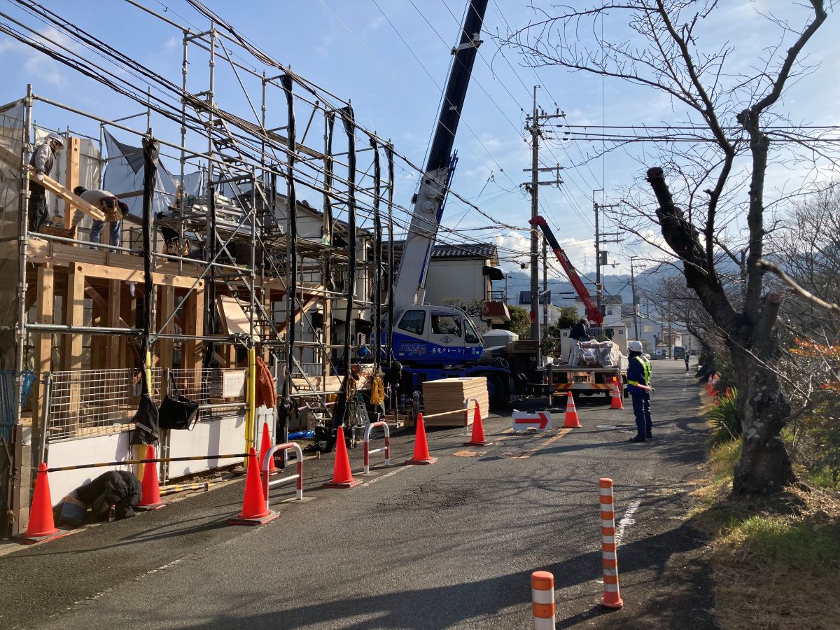 敷地は、山の手に位置し、周囲には学校と公園に恵まれている