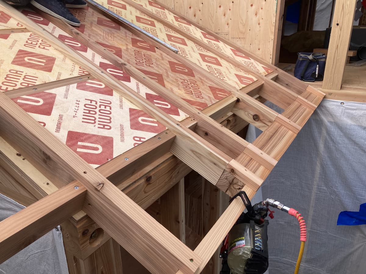 屋根の下地をつくっているところ