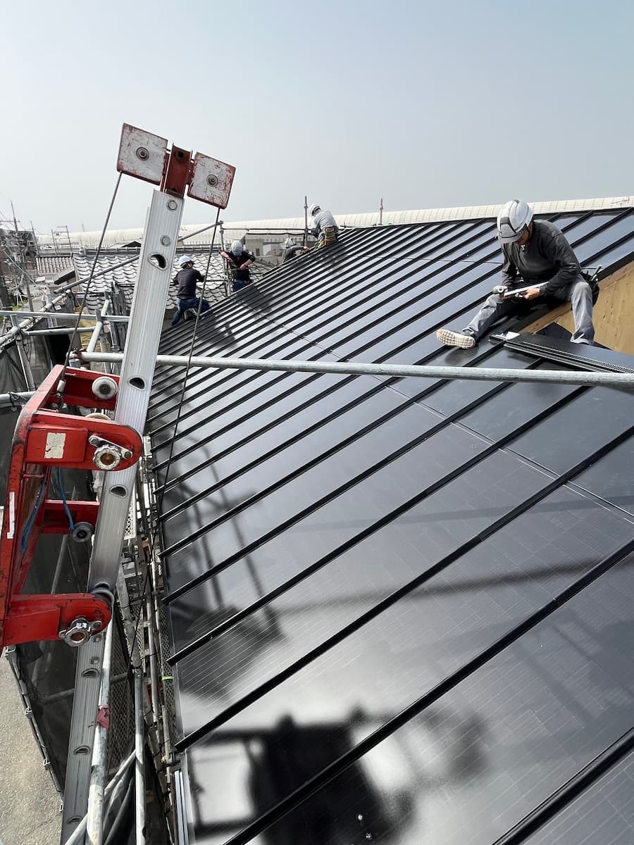 お施主様の希望で、モノクロームの「Roof-1」を採用