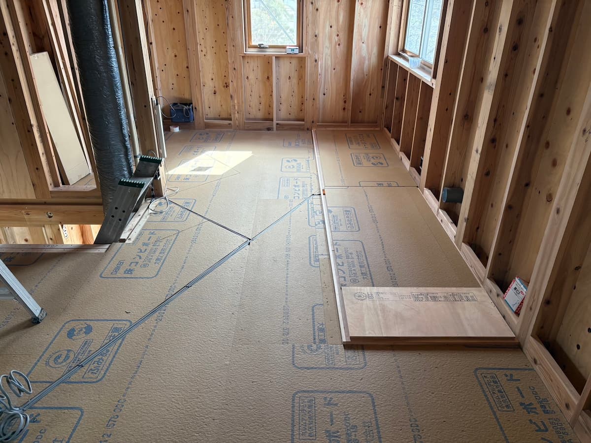 床下に電気配線を仕込んでいるところ