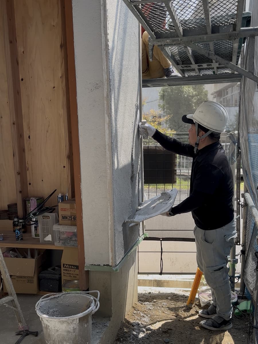 外壁仕上げ「そとん壁」の施工の様子