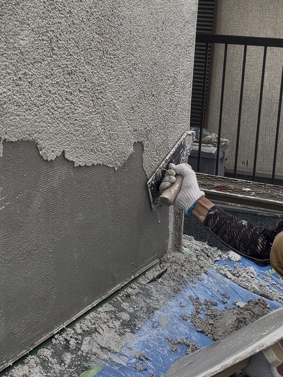 あらかじめ下塗りしたモルタルの上に、上塗り材を重ねていく