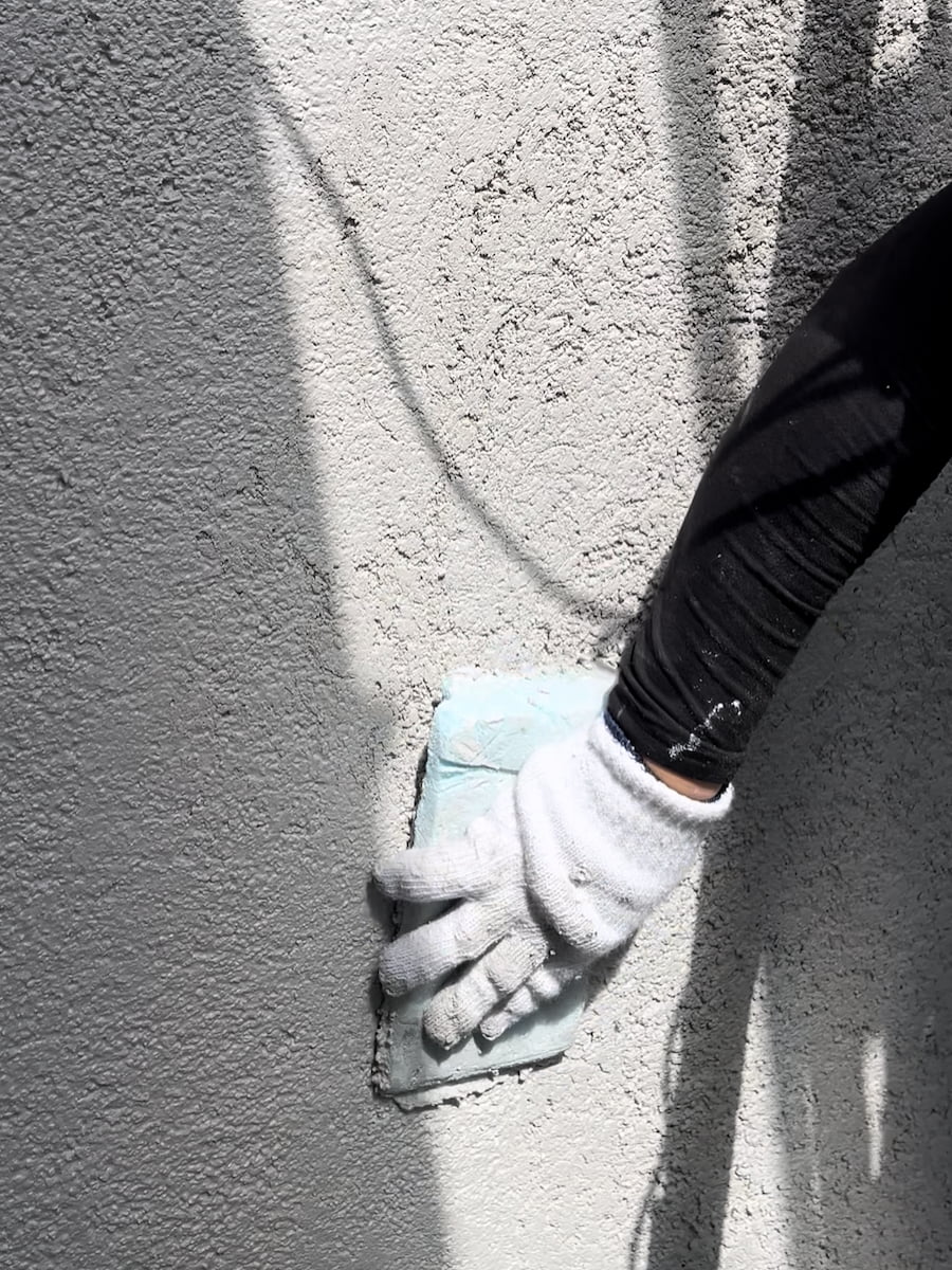 スチロール製のコテを使って、円を描くようにパターンをつけていく