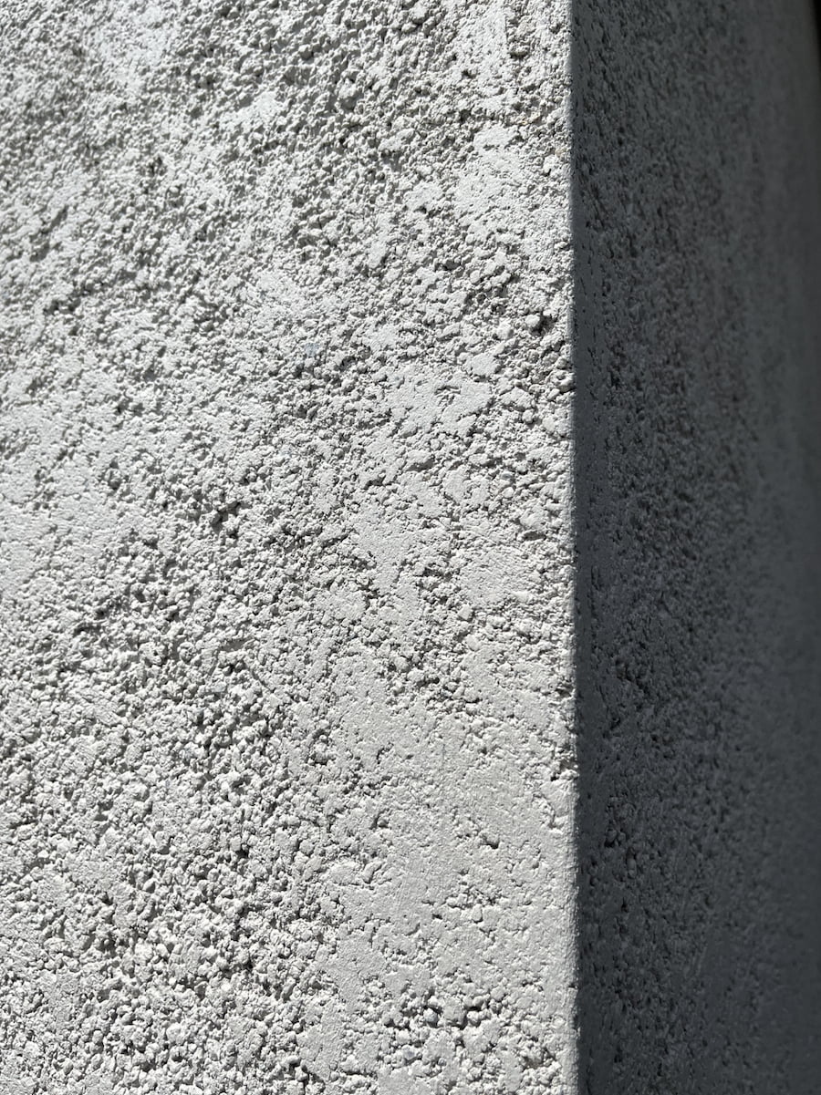 素朴でありながらも、やわらかな陰影と奥行きのある表情が魅力