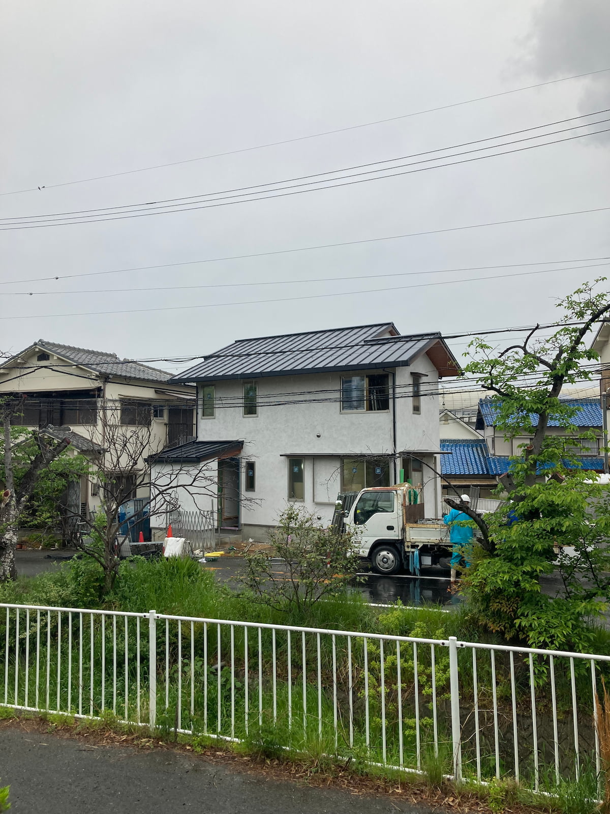 Roof-1とそとん壁が自然に馴染み、落ち着いた佇まいを感じさせる