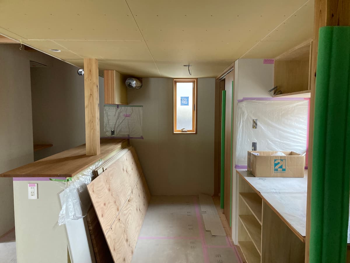 建具枠を取り付け、家具の箱を組んだところ