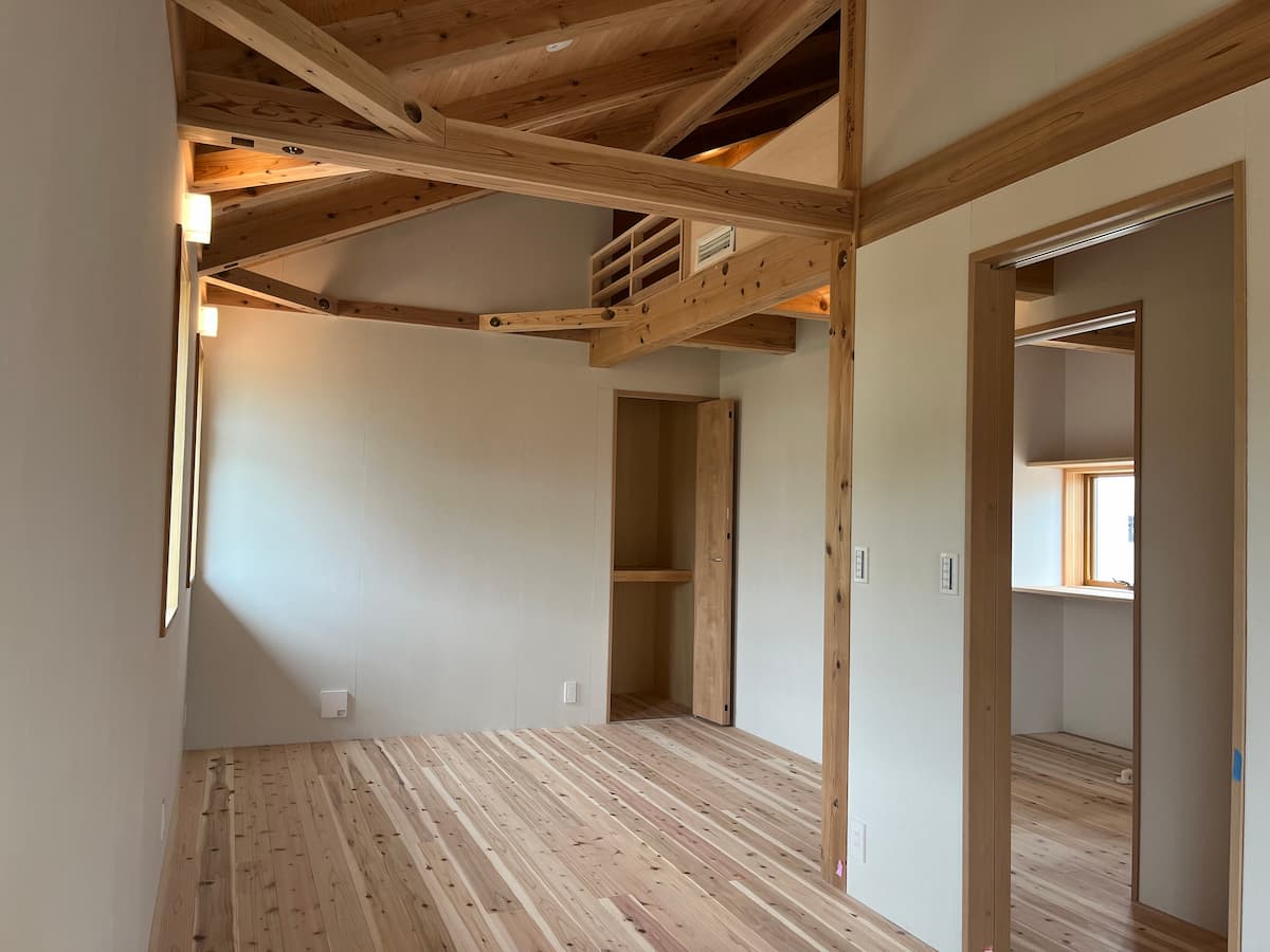 養生材を撤去すると、一気に完成形がみえてくる