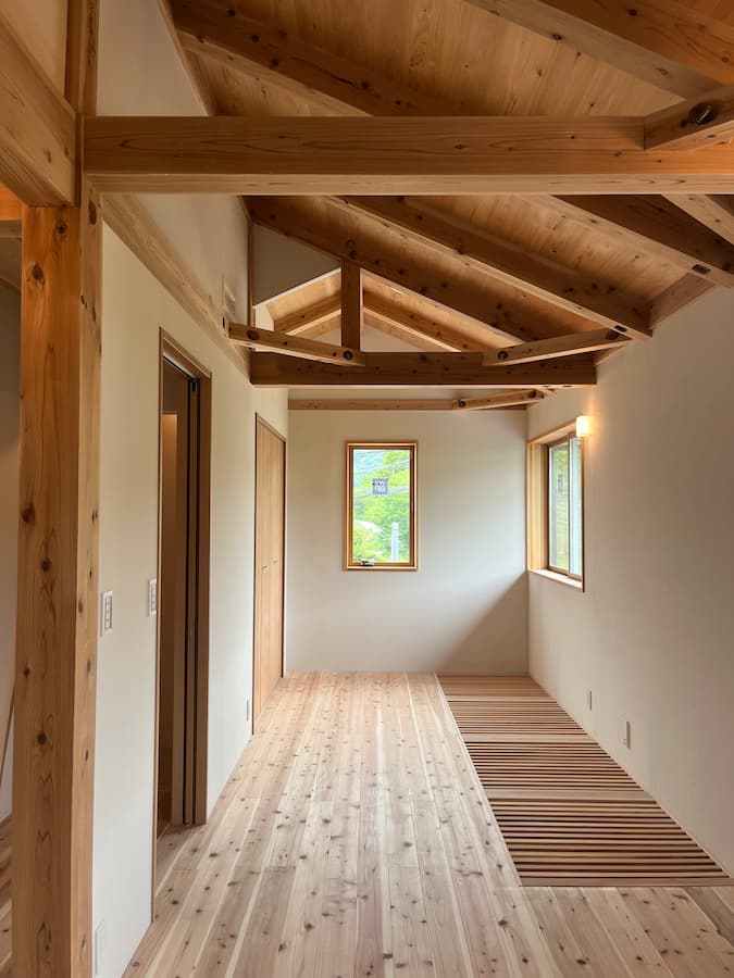 空間全体が木に包まれる仕上がり