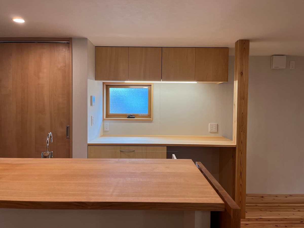 大工さんがつくった箱に建具屋さんが扉を吊り込む