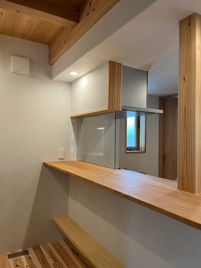 コンロ背面にガラスパーテーションを設置