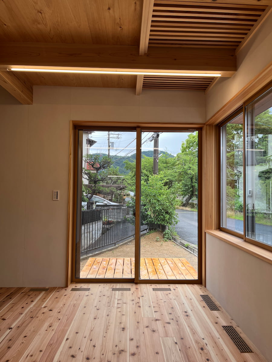 リビング照明は、梁下にライン照明を設置