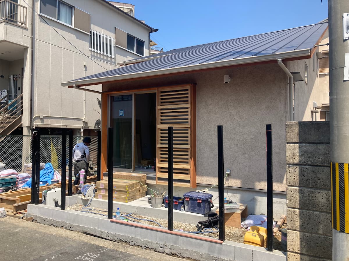 南側下がりの片流れ屋根に包まれる住まい