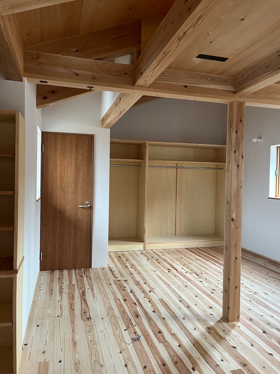 2階の寝室には可動愛器の大型家具