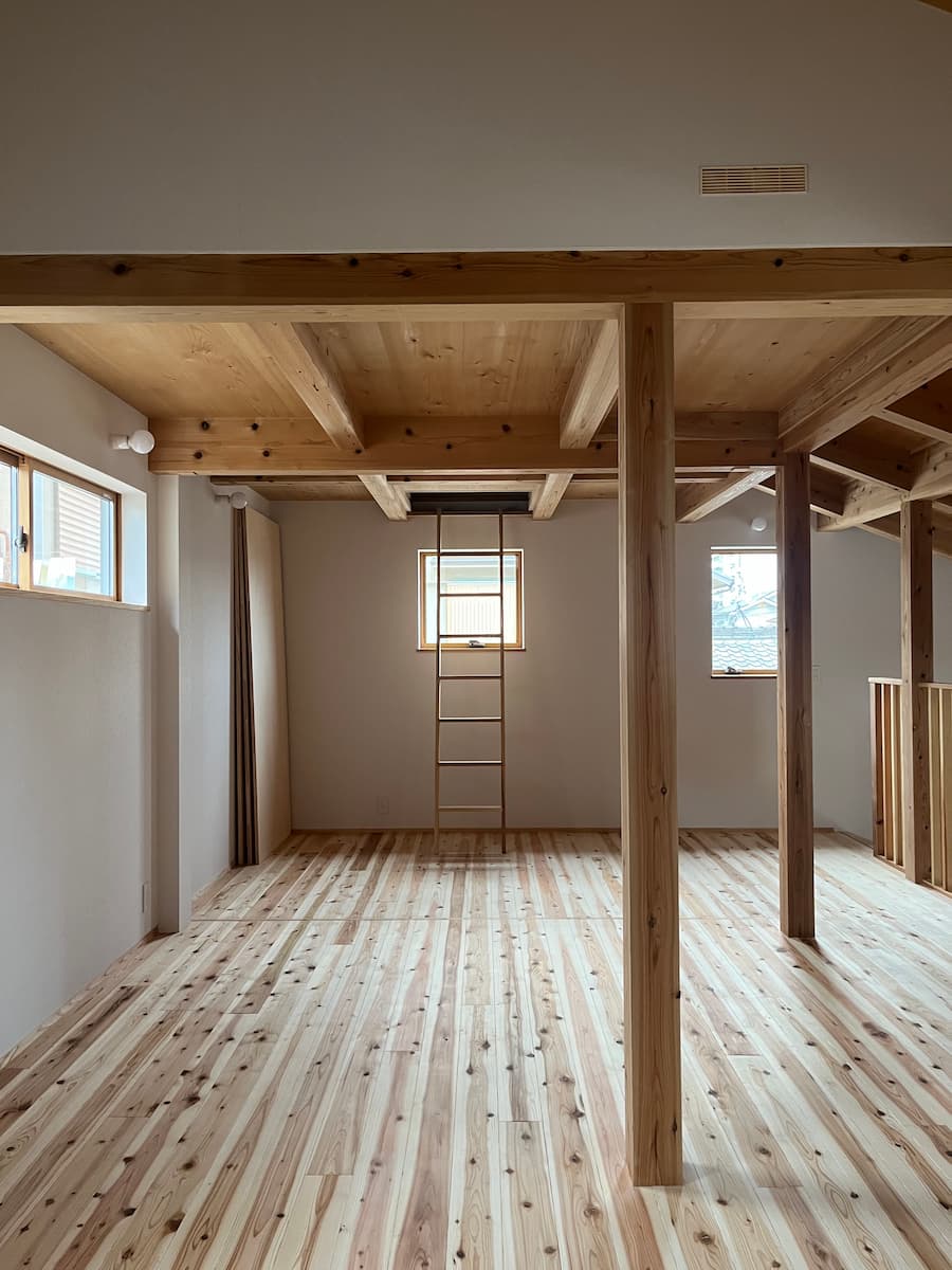 寝室の反対側のはしごから、小屋裏収納とエアコン室へアクセスできる