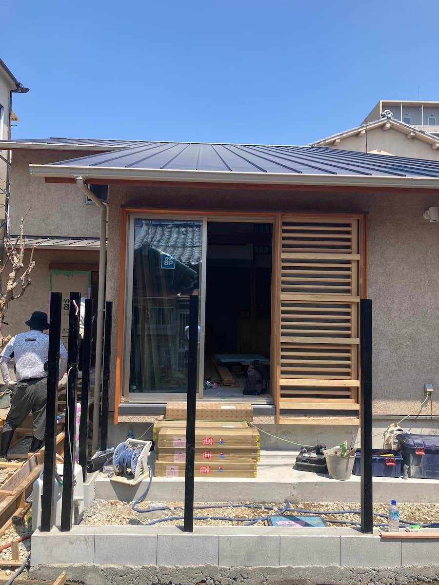 全面道路との間に木塀をつくる