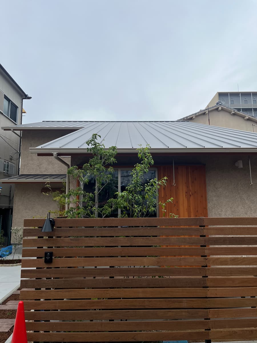 木塀が完成し、植栽も並んだ