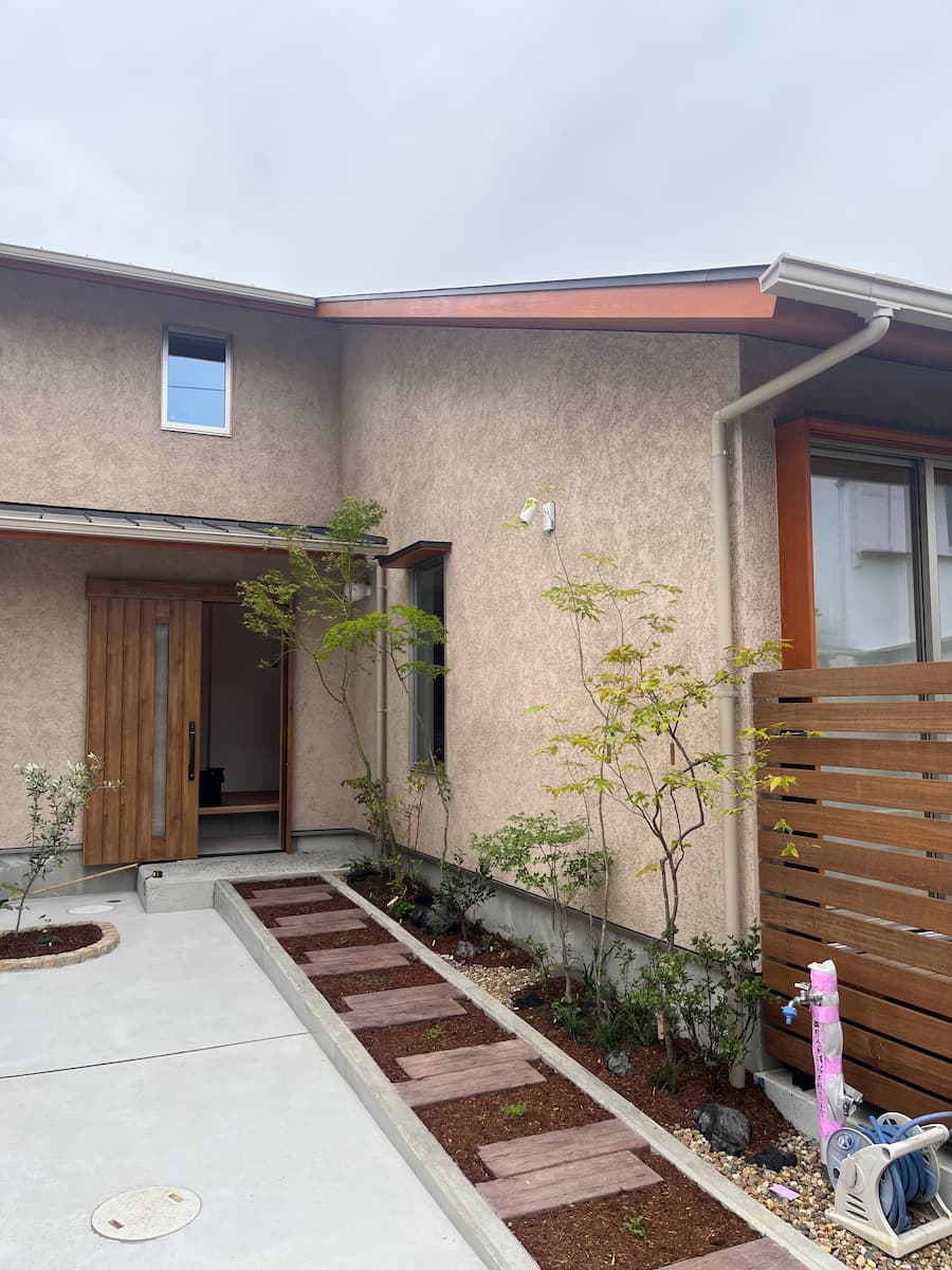 山野のように大小さまざまな植栽を配置したアプローチ