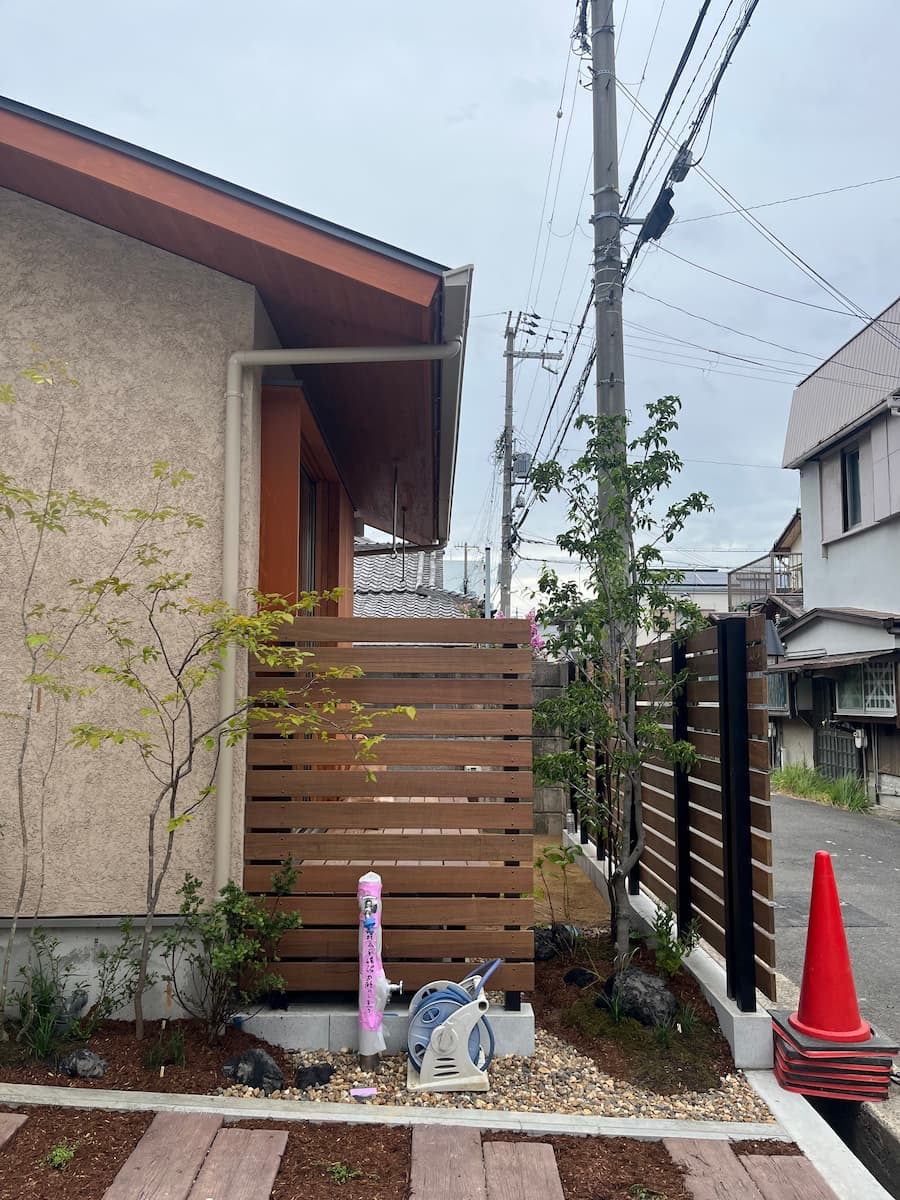 完全に遮断せず、やわらかく視線と風を通すことで、町と緩やかにつながる