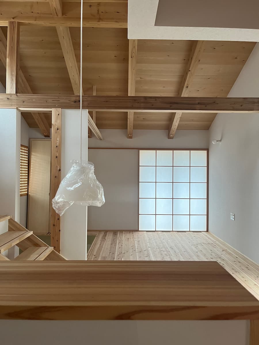 ダイニングからリビングを見る