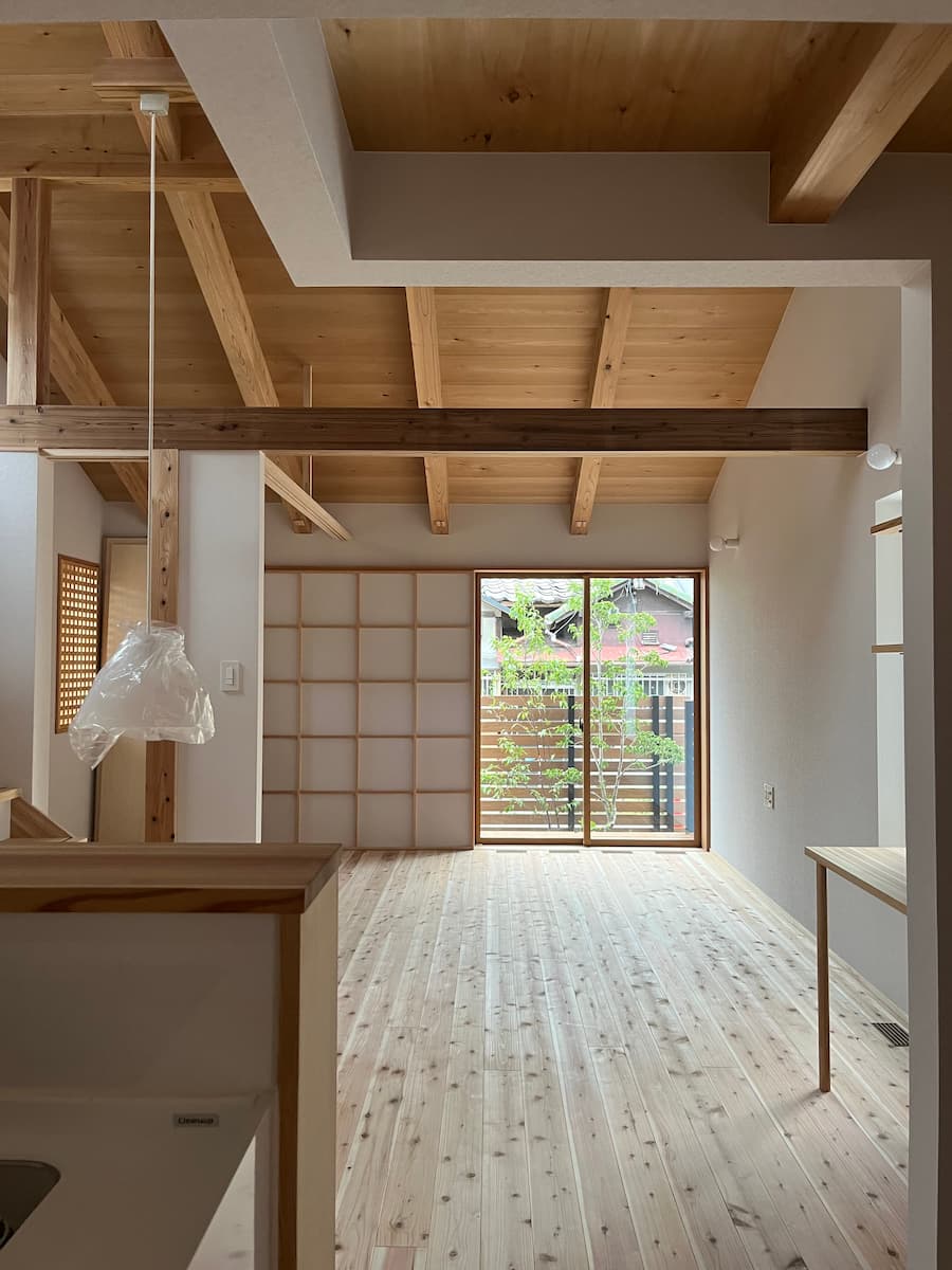 障子を開けたところ。木塀を背景に、植栽が際立つ