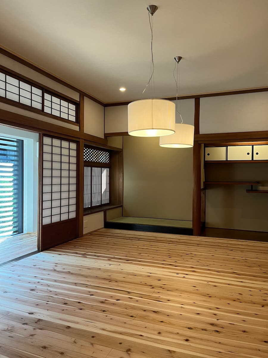 右手の南庭に向かって床板を張ることで、空間が庭へと伸びていくような仕上がりになった