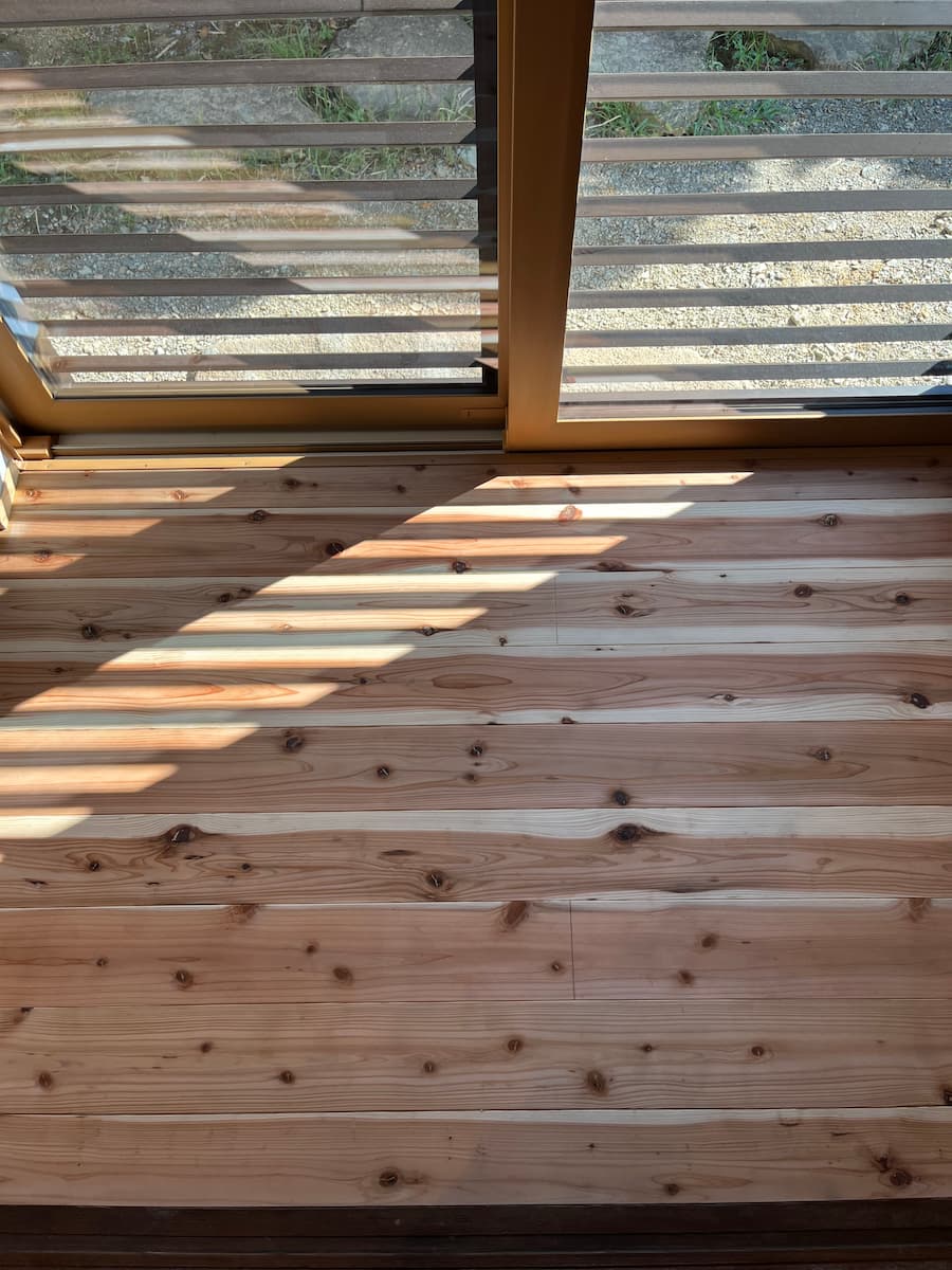 仕上げに使用した蜜蠟ワックスは、さらりとした温かい足ざわりが特徴