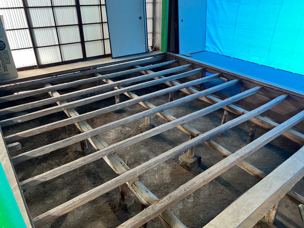 畳の下にあった荒板を外すと、築90年とは思えないほど水平が保たれた力強い土台が姿を現した