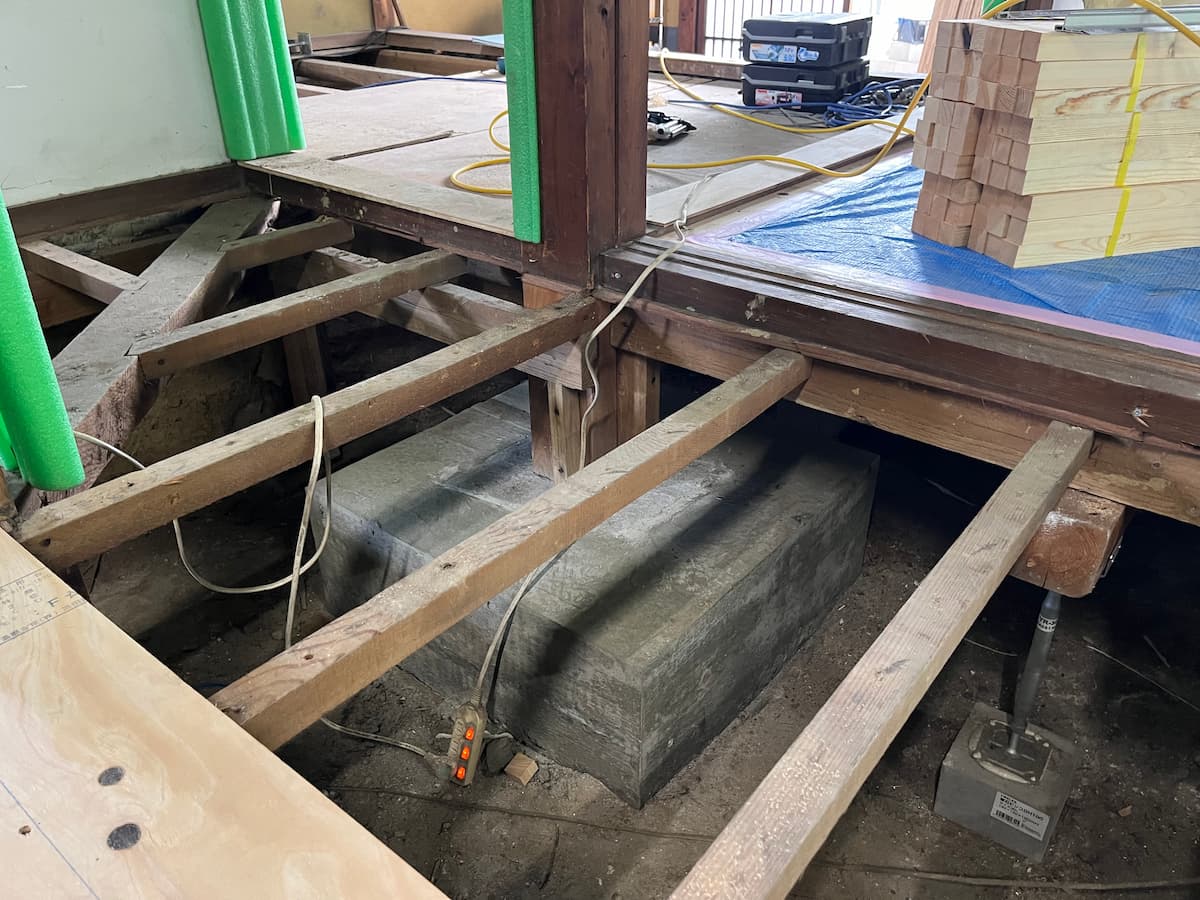 構造上の要となる柱脚部には、新たに基礎を立ち上げて補強を行う