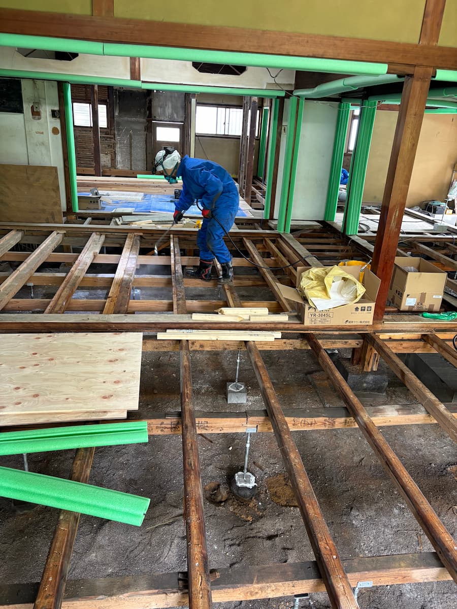 床を貼る前にシロアリ対策をする