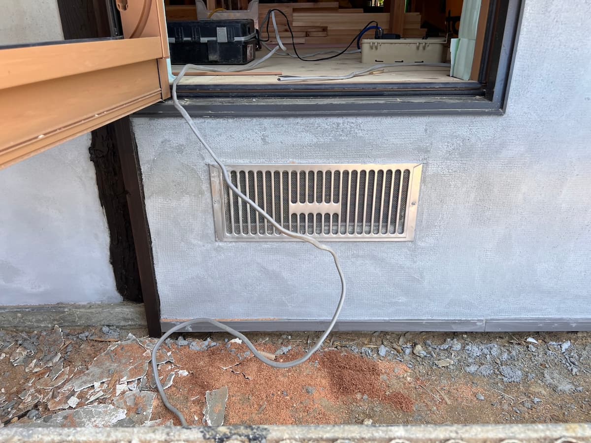 シロアリは湿気がこもる環境を好むため、床下通気口を新たに4箇所追加して通気性を高めた