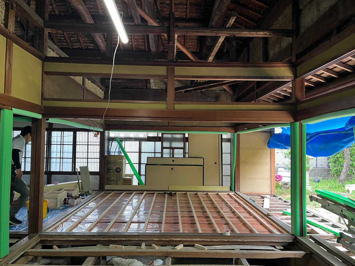 断熱材を根太の間に丁寧に敷き詰める