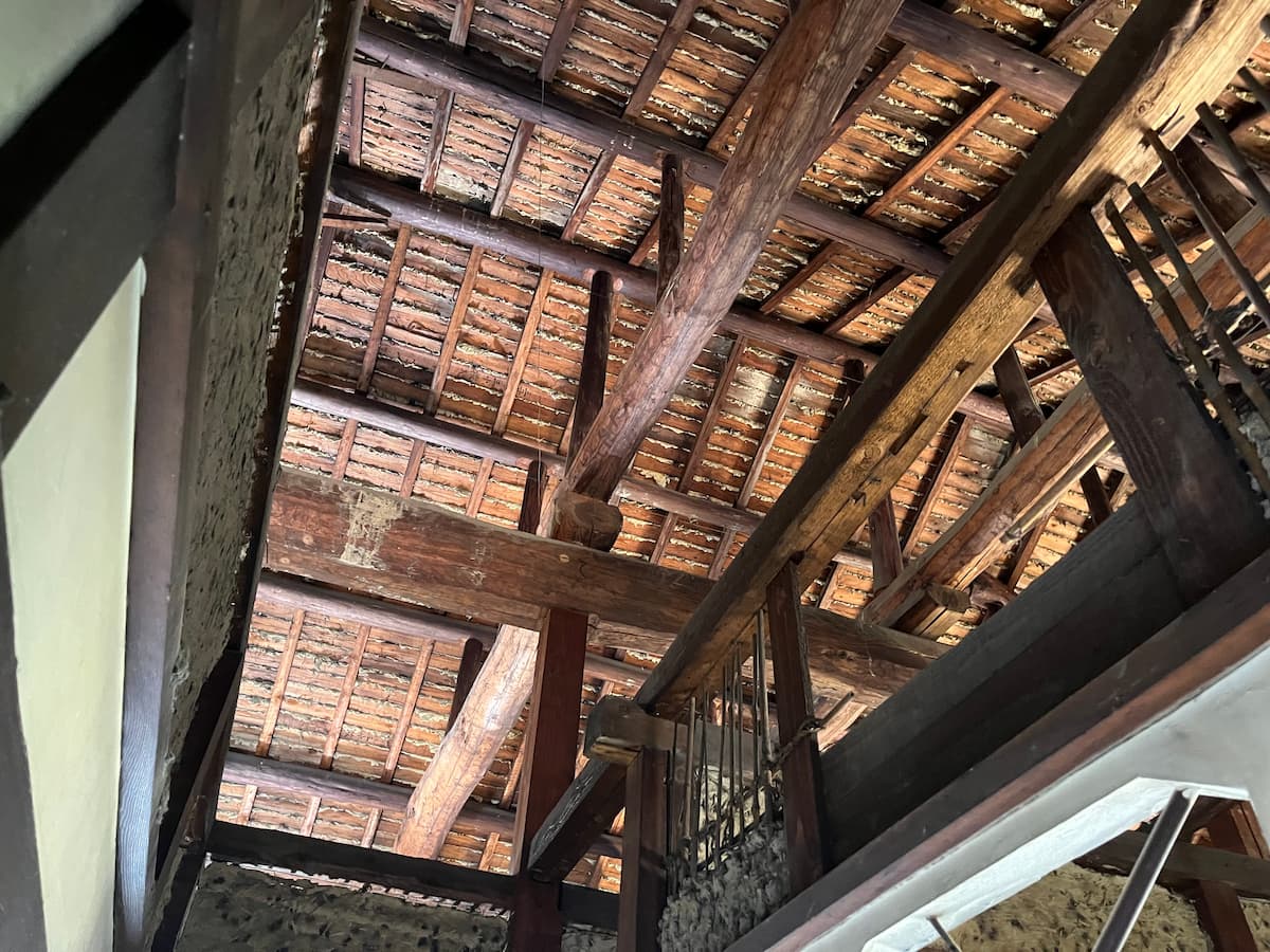 天井を解体して、屋根裏を見上げたところ
