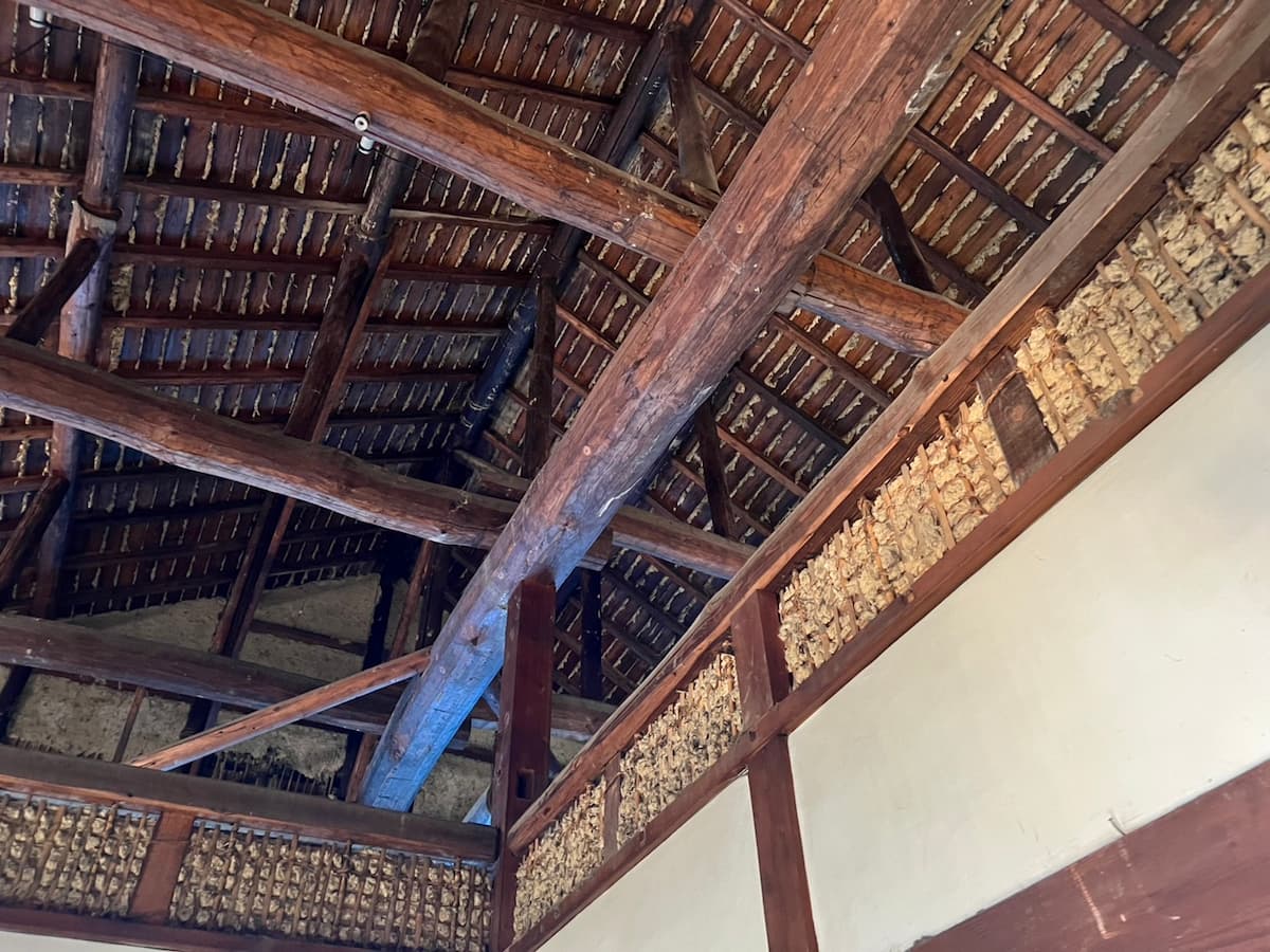 末口が300mmを超える丸太がふんだんに使用されている