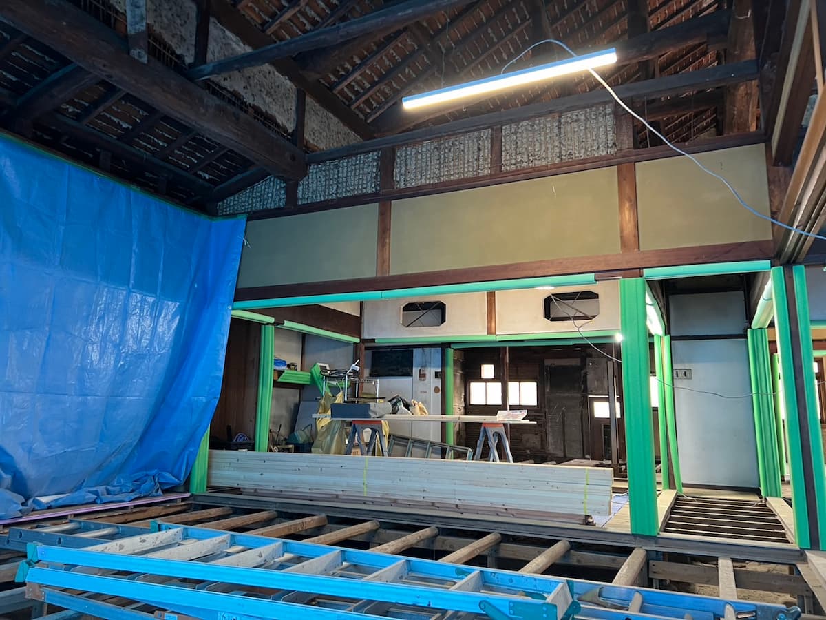 平屋ではあるが、大きな屋根裏をもつ背の高い建物