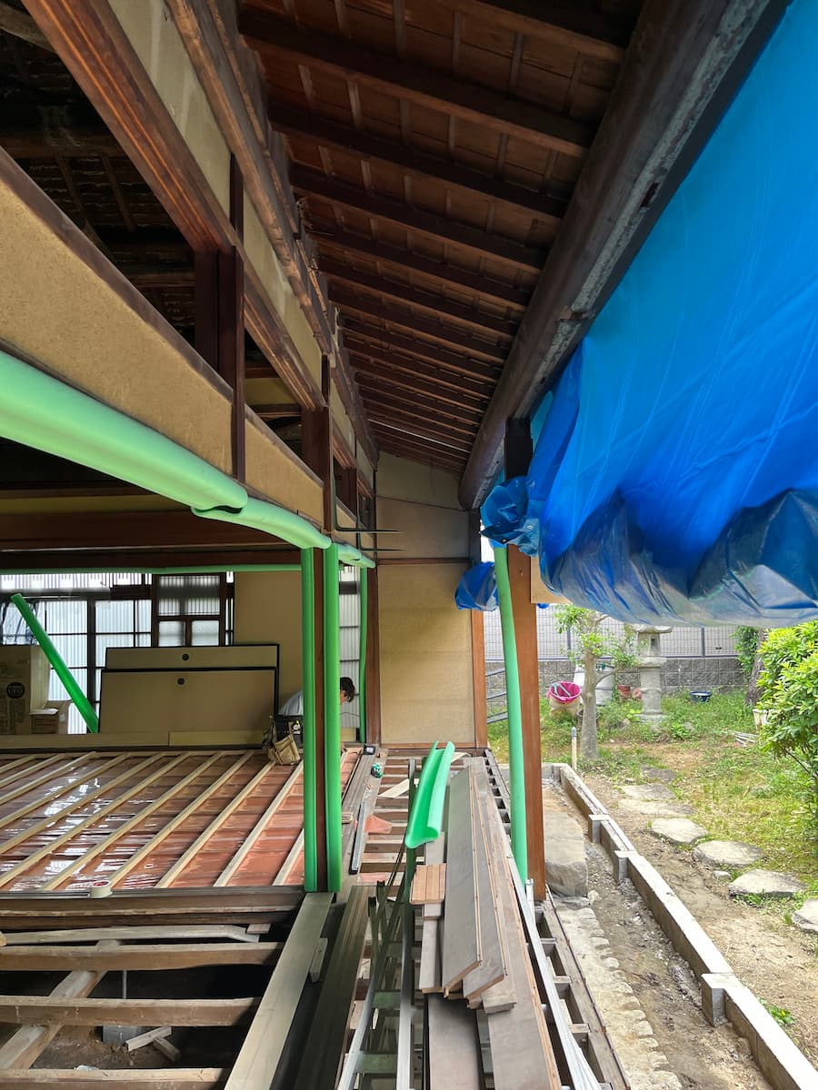 大屋根に包まれた空間は、縁側から通る風もあり涼しく過ごせる