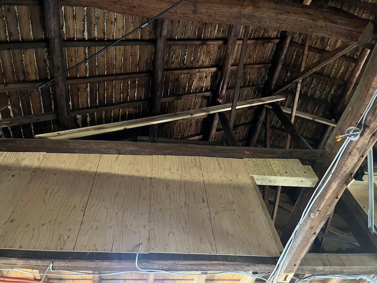 白く見える木材と黒色の金物が、今回追加した補強材