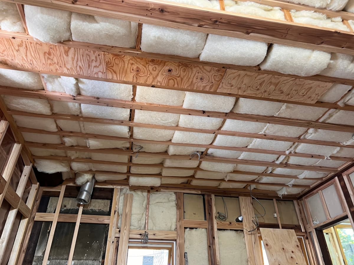 天井の下地に使用しているのは、ソーラーコムが標準仕様としている羊毛の断熱材
