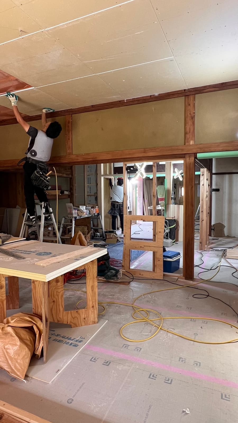 断熱工事を終え、天井を貼る