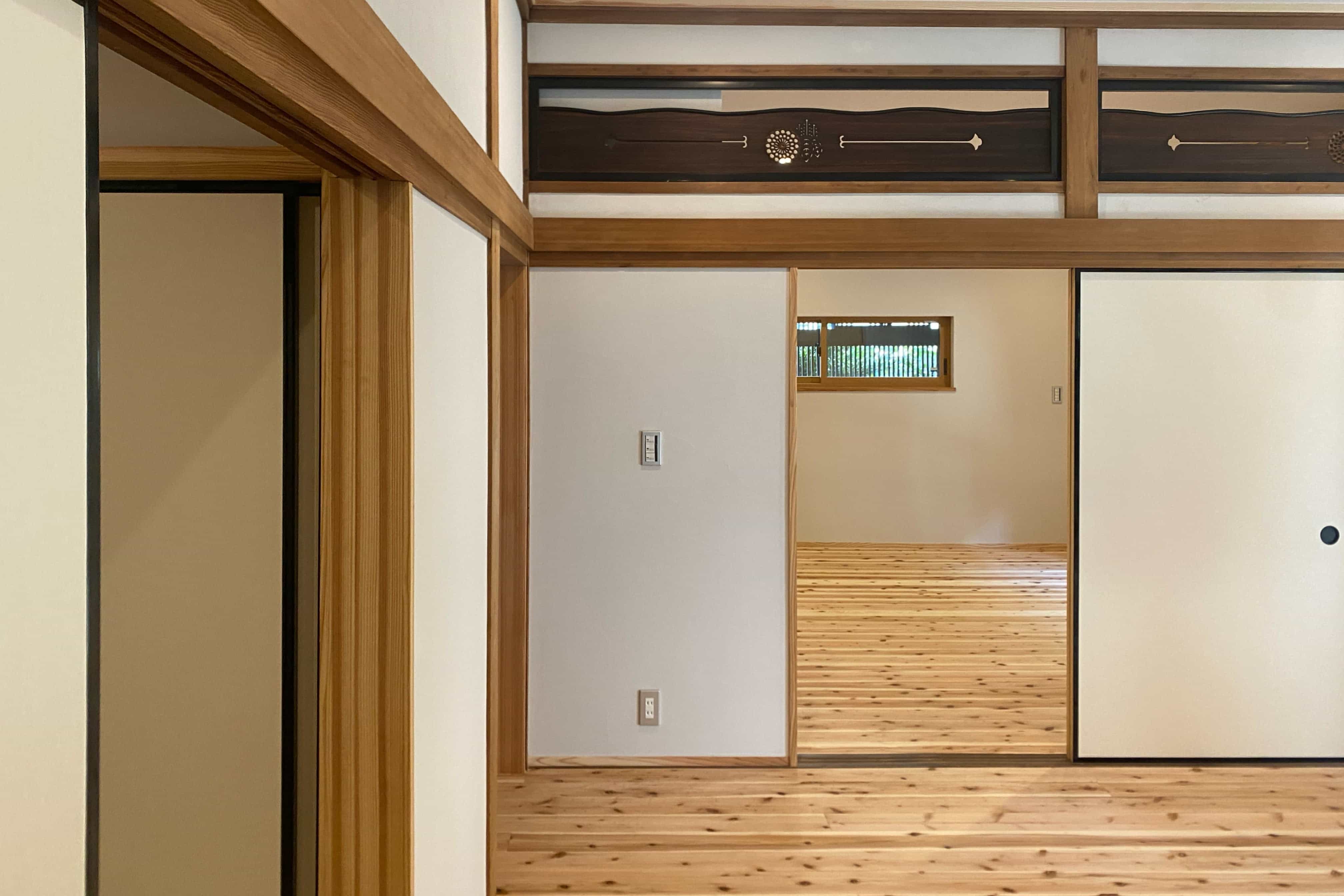 日本の伝統と洋風照明器具の設えのモダンな木の家