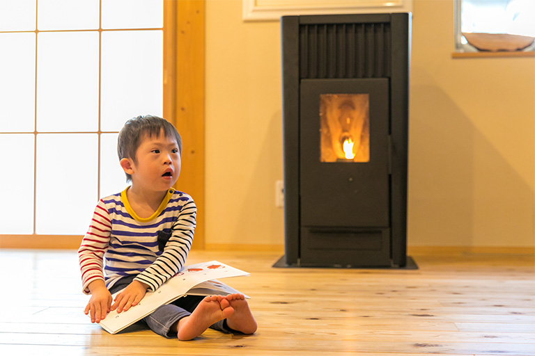 OMソーラーに連動して動くペレットストーブで、お子様も快適に過ごせる空間