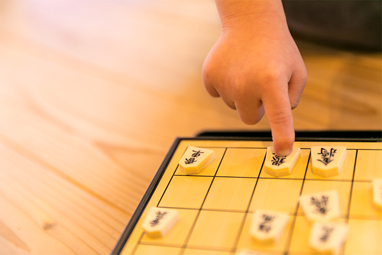 無垢の木の床の上で遊ぶお子様