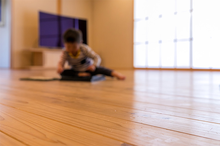 自然素材に囲まれた空気のきれいな家でのびのび暮らす様子